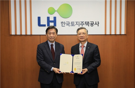 (왼쪽부터) 지난 21일 한국토지주택공사(LH) 경기남부지역본부에서 열린 'LH 사회공헌 혁신위원회' 발족식에서 오준 전 UN 대사와 이한준 한국토지주택공사 사장이 위촉 기념 사진을 찍는 모습. 사진=한국토지주택공사 제공