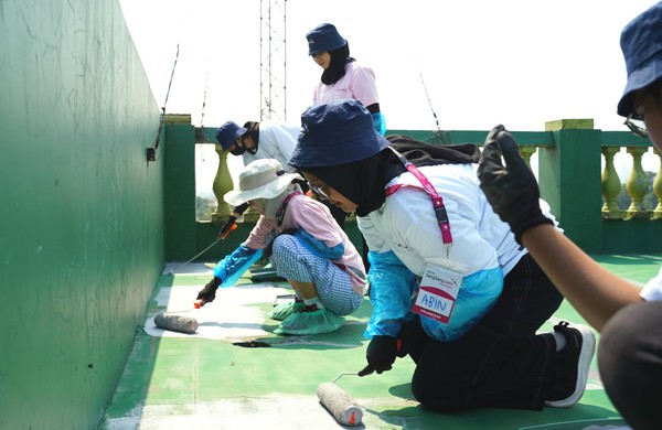 KT&G 상상유니브 인도네시아가 지난 23일 자카르타에서 지구온난화로 인해 갈수록 심각해지는 폭염에 대비하기 위한 봉사활동을 펼쳤다. 사진은 현지 대학생과 관계자로 구성된 봉사자들이 폭염 대비 ‘쿨링 페인트’ 봉사활동을 진행하는 모습/사진=KT&G