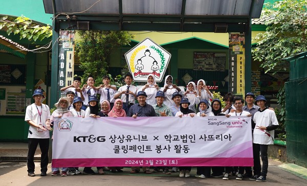 KT&G 상상유니브 인도네시아가 지난 23일 자카르타에서 지구온난화로 인해 갈수록 심각해지는 폭염에 대비하기 위한 봉사활동을 펼쳤다. 사진은 현지 대학생과 관계자로 구성된 봉사자들이 기념사진을 촬영하는 모습/사진=KT&G