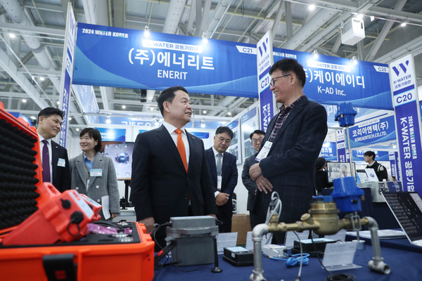 지난 22일 대전컨벤션센터에서 개최된 한국 물산업 분야 전시회 '워터코리아'에 방문한 윤석대 한국수자원공사 사장(가운데)가 한국수자원공사 공동 기업관을 찾아 원격누수감시센서를 관람하는 모습. 사진=한국수자원공사 제공