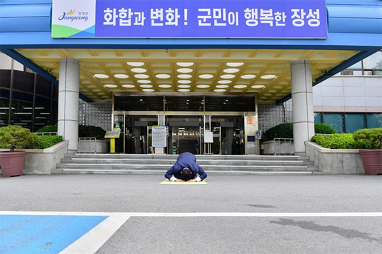 김한종 장성군수 민선 8기 1주년 군민에게 큰절