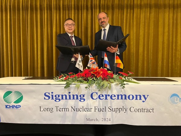 (왼쪽부터) 지난 22일 벨기에 브뤼셀에서 열린 '장기 원전연료 공급계약' 체결식에서 황주호 한국수력원자력 사장과 로랑 오데 유렌코 최고상업책임자(COO)가 기념사진을 찍는 모습. 사진=한국수력원자력 제공