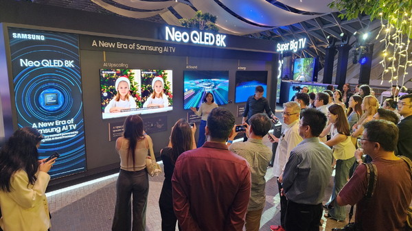 싱가포르공항 TV 신제품 체험존 방문객들이 삼성전자 2024년형 Neo QLED 8K 제품 설명을 듣고 있다/사진=삼성전자