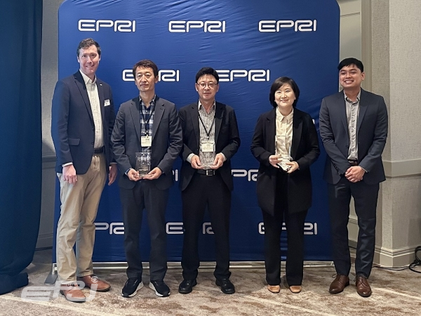 지난 28일 미국 전력연구소 EPRI 송배전 및 ICT 부문위원회 주최로 열린 '2024년 TTA 시상식'에서 한국전력공사 관계자들이 주최 측과 단체 기념 사진을 찍는 모습. 사진=한국전력공사 제공