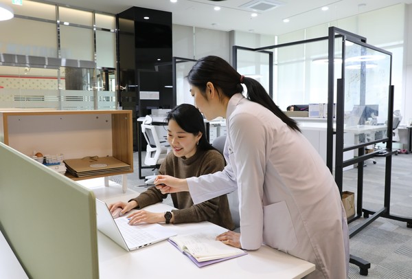 푸드테크 밸리에서 멘토링을 진행중인 롯데중앙연구소 연구원/사진=롯데중앙연구소