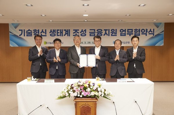 김종호 기보 이사장(사진 왼쪽에서 세번째)과 김성태 IBK기업은행장(오른쪽에서 세번째)이 업무협약 후 기념촬영을 하고 있다./사진=기보