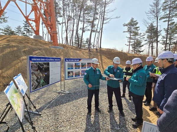 지난달 31일부터 이달 3일까지 진행된 현장 방문 점검에서 김동철 한국전력공사 사장이 500kV 동해안-수도권 HVDC 1호철탑(경북울진) 공사 현장을 방문한 모습. 사진=한국전력공사 제공