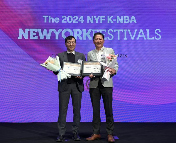 3일 열린 ‘2024 뉴욕페스티벌 대한민국 국가브랜드대상’ 시상식에서 김도진 동원F&B 마케팅커뮤니케이션실장(오른쪽)과 이상진 동원F&B 유가공본부장(왼쪽)이 기념 촬영을 하고 있다/사진=동원그룹