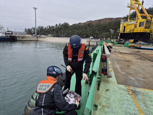 해상 유출유의 시료 채취 / 사진 = 목포해양경찰