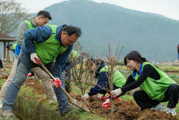 지난 4일 경남 고성에서 한국토지주택공사(LH) 임직원들이 나무심기 행사 활동에 참여하는 모습. 사진=한국토지주택공사 제공