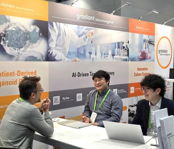 그래디언트 바이오컨버전스 이진근 대표(오른쪽) 및 관계자가 자사 부스에서 관람객에게 PDO 기반의 혁신신약 타깃 발굴 플랫폼을 소개하고 있다.