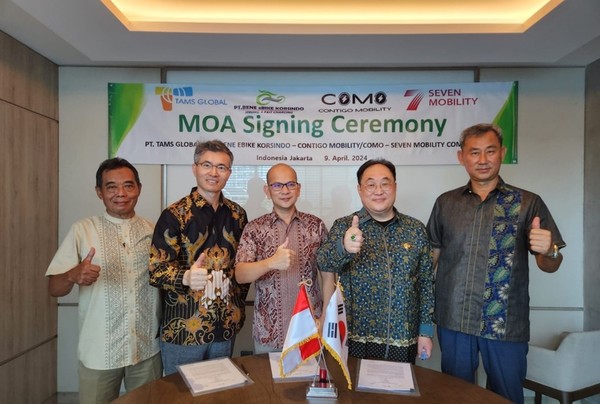 세븐모빌리티, 인도네시아에 전기 오토바이 수출계약 체결 (사진 좌측 두번째부터 세븐모빌리티 송영봉 대표, PT 탐스글로벌 토항(Tohang)대표, PT 베네 이바이크 코르신도 김문구 대표)/사진제공=세븐모빌리티