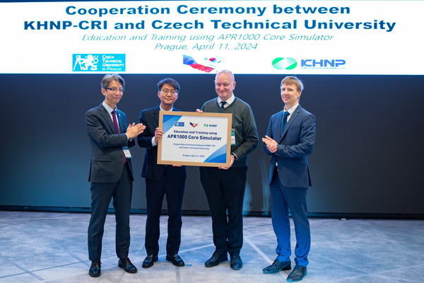 지난 11일 체코 프라하 메리어트 호텔에서 열린  ‘한-체코 원자력 R&D 협력 심포지엄’에서 양국 관계자들이 단체 기념 사진을 찍는 모습. 사진=한국수력원자력 제공