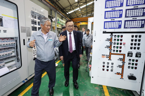15일 경북 경주시 오동읍 한성산업을 방문해 둘러보는 황주호 한국수력원자력 사장(오른쪽)의 모습. 사진=한국수력원자력 제공