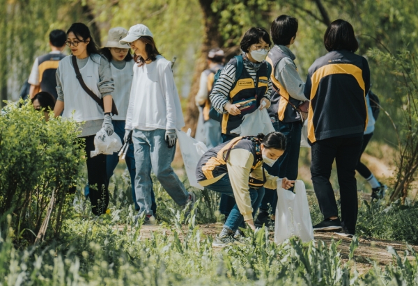  KB국민은행이 한강 반포시민공원에서 나와 지구의 건강을 위한 일상 속 친환경 활동을 실천하기 위한 ‘Green Month, 다함께 플로깅’ 행사를 진행했다고 16일 밝혔다.