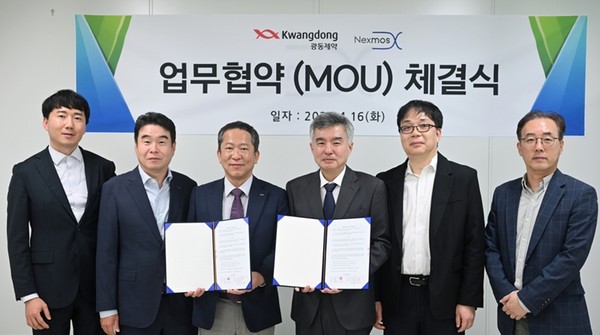 넥스모스, 광동제약과 신제품개발 MOU 체결. 좌측부터 광동생활건강 김재운 상무, 엄승섭 대표, 광동제약 최환원 전무, 넥스모스 조강준 공동대표, 심정욱 공동대표, 손상호 부사장 /사진제공=넥스모스