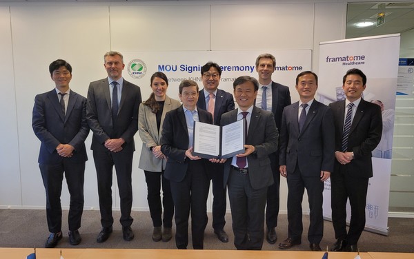 17일(현지시간) 프랑스 파리에서 열린 '암 치료용 동위원소 생산 협력 업무협약' 체결식에서 한국수력원자력과 프랑스 프라마톰 관계자들이 단체 기념 사진을 찍는 모습. 사진=한국수력원자력 제공