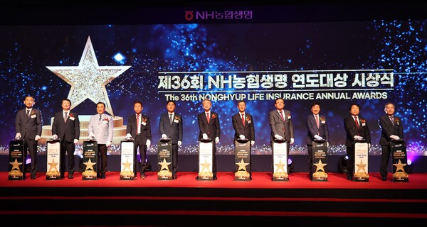 NH농협생명은 17일부터 이틀간 서울 서대문구 그랜드 스위스 호텔에서 제36회 NH농협생명 농축협 연도대상을 개최했다. 강호동 농협중앙회 회장(가운데), 윤해진 NH농협생명 대표이사(오른쪽 다섯 번째), 사무소 부문 대상 수상 조합장들이 연도대상 시상식에서 기념 촬영을 하고 있다. /사진=NH농협생명