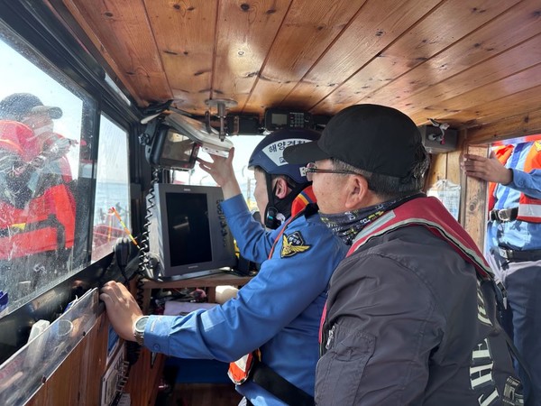 SOS 구조 버튼 누르기 캠페인 / 사진 = 완도해양경찰