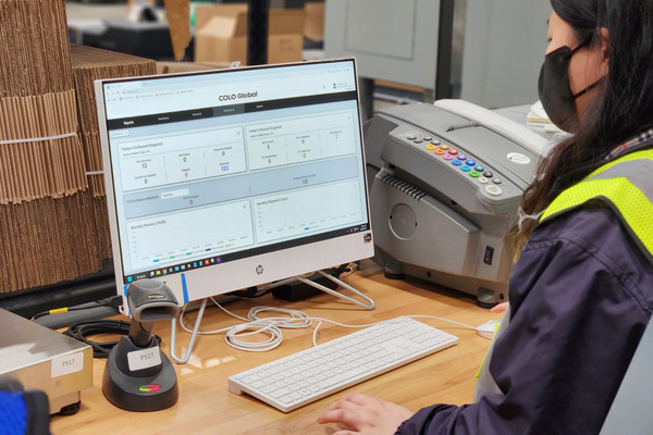 콜로세움 미국 현지 센터 현장 근무자가 통합 AI 물류솔루션 COLO로 업무를 처리하고 있는 모습/사진=콜로세움 