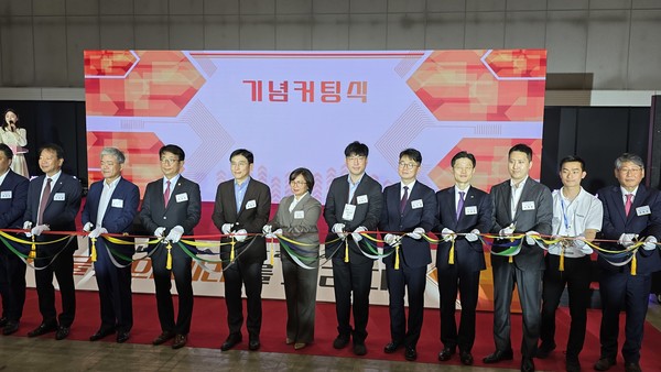 클로봇 김창구 대표(오른쪽 6번째)가 23일 2024 국제물류산업대전 기념커팅식에 참석했다./사진제공=클로봇