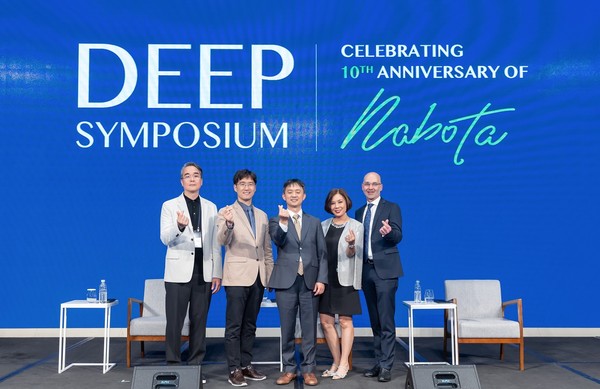 나보타 심포지엄에서 참석자들이 기념촬영을 하고 있다. 왼쪽부터 윤춘식 예미원피부과 원장, 박병철 단국대학교병원 피부과 교수, 박성수 대웅제약 대표, 크리스티나 푸얏 필리핀 피부과 전문의, 에볼루스의 루이 아벨라 CMO/사진=대웅제약