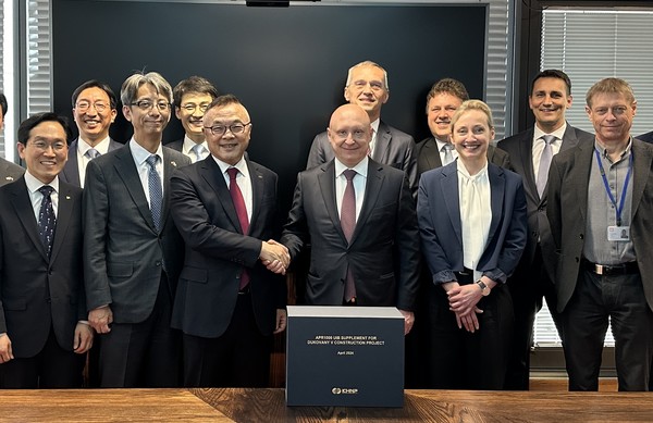 29일(현지시간) 체코 EDUII 열린 '신규원전 건설사업 참여 최종 입찰서' 제출 간담회에서 황주호 한국수력원자력 사장(왼쪽 세번째)과 다니엘 베네쉬 체코전력공사 사장 및 양 기관 관계자들이 단체 기념 사진을 찍는 모습. 사진=한국수력원자력 제공