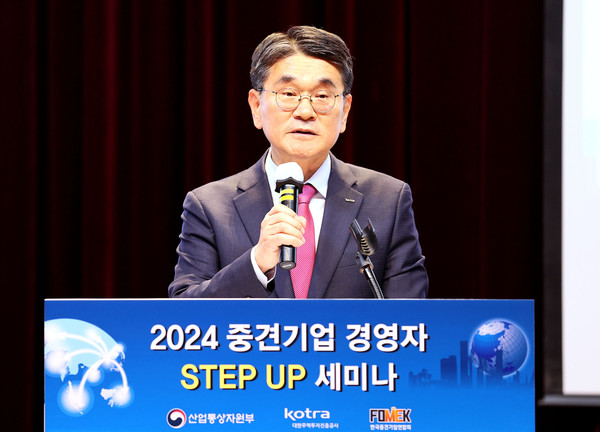 7일 서울 염곡동 대한무역투자진흥공사(KOTRA) 본사에서 열린 ‘2024 중견기업 경영자 스텝업 세미나’에서 전춘우 KOTRA 부사장이 환영사를 하는 모습. 사진=대한무역투자진흥공사 제공