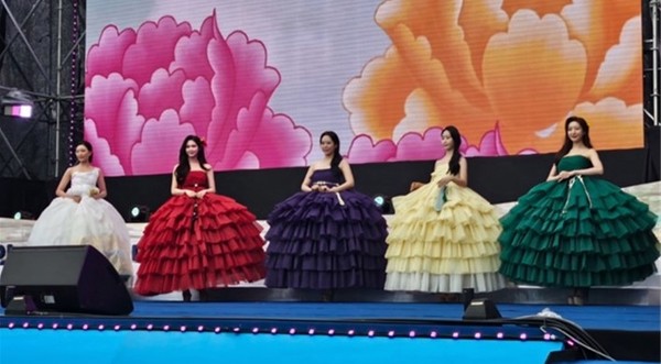 완도를 표현 하는 드레스.. 해조류, 동백꽃,유채꽃, 바다를..