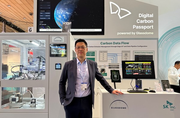 /사진=2024 하노버 전시회SK C&C 및 글래스돔코리아 Digital Carbon Passport 공동부스 내 글래스돔코리아 함진기 대표