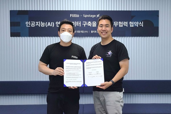 서울 삼성동 플리토 사무실에서 8일 열린 협약식에서 권순일 업스테이지 부사장(오른쪽)과 플리토 이정수 대표가 기념촬영을 하고 있다.