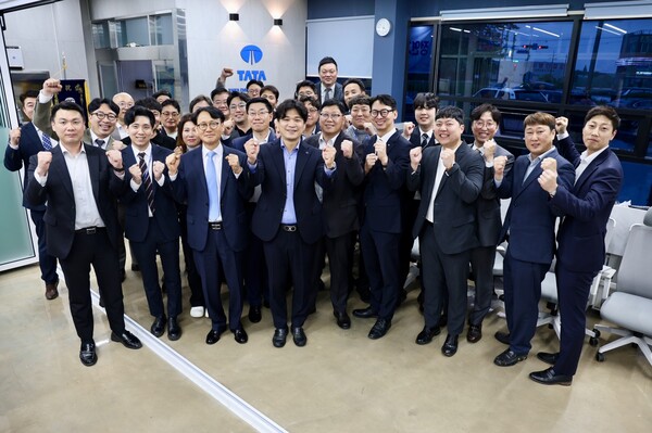 지난 7일 우리금융캐피탈 정연기 대표이사(앞줄 좌측 세번째)와 타타대우상용차 충청서부대리점 최용해 대표(앞줄 좌측 네번째)가 격려 및 간담회를 마치고 직원들과 기념촬영을 하고 있다. /사진=우리금융캐피탈