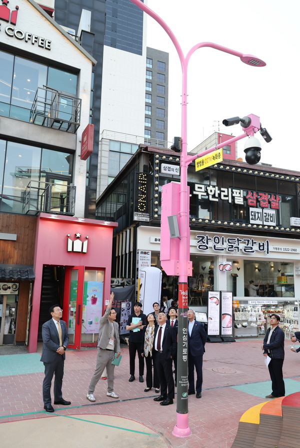 서울 마포구 홍대 레드로드 일대에 한국수력원자력이 설치한 스마트 안심가로등의 모습. 사진=한국수력원자력 제공