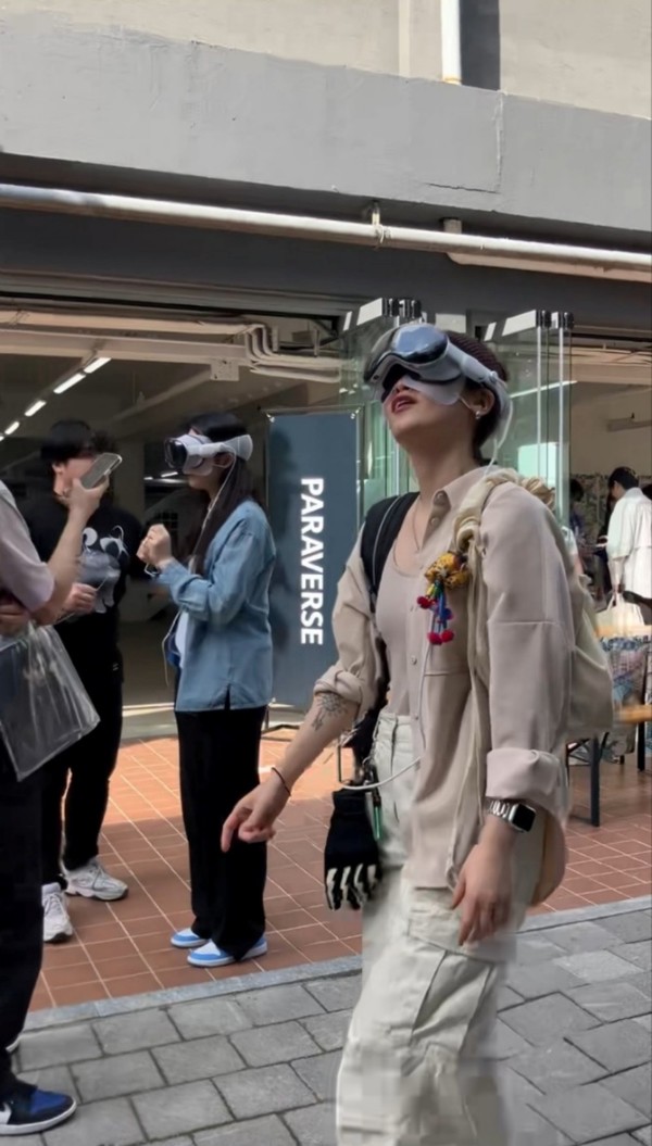  ‘에스팩토리 프렌즈데이’ 행사에 참가한 이매지니어스가 비전프로를 활용한 파라버스 XR 팝업 전시를 선보였다.성수동 에스팩토리에서 진행된 파라버스 비전프로 XR전시 현장 /사진제공=이매지니어스