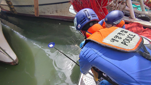 동명항 내 오염시료 채취 / 사진 = 목포해양경찰