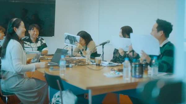 GS리테일 임직원이 ‘목소리 기부’ 봉사활동에 참여하고 있다/사진=GS리테일