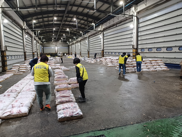 수산물 방사능 조사반이 위판장에서 방사능 측정 / 사진 = 여수시