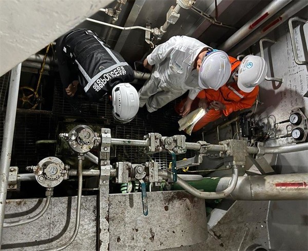 선내 배출 벨브 점검 / 사진 = 여수해양경찰