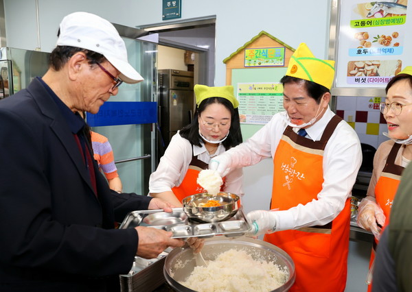 경로식당 급식봉사 / 사진 = 고흥군