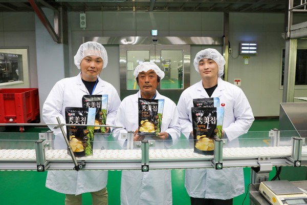 농심이 지난 21일 아산공장에서 ‘함께하는 청년농부’ 프로그램의 일환으로 청년농부와 멘토들을 대상으로 감자스낵 생산현장 견학과 교육을 진행했다. 특히 올해 선정된 10명의 청년농부 중 안천기(강원도 평창군, 만 31세)씨와 안민기(만 23세)씨는 친형제 사이로 40년간 감자농사를 지어온 아버지 안병욱씨의 뒤를 이어 감자농사에 도전하게 된다. 왼쪽부터 형 안천기씨, 아버지 안병욱씨, 동생 안민기씨/사진=농심