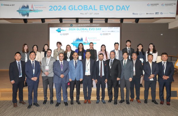 동아ST '2024 GLOBAL EVO DAY'에 참석한 동아에스티 박재홍 사장(첫번째줄 왼쪽 6번째)과 동아에스티 관계자, 브라질 및 라틴아메리카 파트너사 '유로파마', 태국 파트너사 '코스마메디칼', 필리핀 파트너사 '메트로파마필즈', 튀르키예 파트너사 '버코파마', 요르단 파트너사 '나이로크파마' 관계자들이 기념 사진을 촬영하고 있다/사진=동아에스티