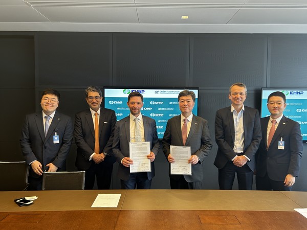 21일(현지시간) 프랑스 파리 크레디아그리콜 본사에서 진행된 ‘원전 및 신재생 발전 관련 지속가능금융 분야 포괄 협력 강화를 위한 협약’ 체결식에서 기욤 리차드 크레디아그리콜 파워&유틸리티 담당 글로벌 헤드(왼쪽 세번째)와 김형일 한국수력원자력 투자전략단장(왼쪽 네번째) 등 양사 관계자들이 단체 기념 사진을 찍는 모습. 사진=한국수력원자력 제공