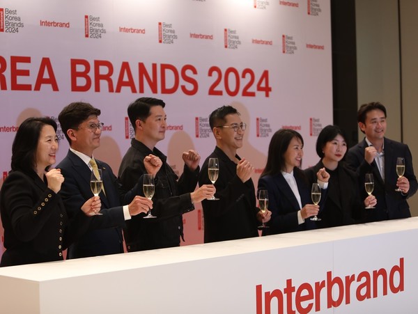 세계 최대 브랜드 컨설팅 그룹인 인터브랜드가 23일 제12회 ‘Best Korea Brands 2024(2024년 베스트 코리아 브랜드)’ 오프라인 컨퍼런스를 개최하고, 대한민국 대표 50대 브랜드와 ‘109 123 569 : 브랜드, 주가를 바꾸다’ 라는 주제의 브랜드 인사이트를 발표했다. 왼쪽부터 LG이노텍 김윤주 전문위원, 국민은행 박진영 상무, 네이버 심준용 VP, 인터브랜드 문지훈 대표, LG전자 정수진 상무, CJ올리브영 장석현 경영리더, 쿠팡 곽대윤 부장/사진=인터브랜드
