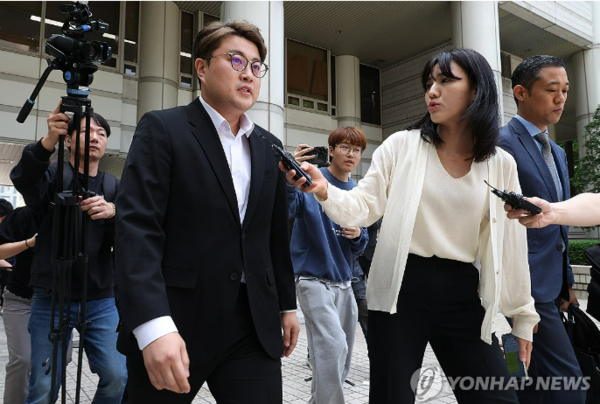 음주 뺑소니 혐의를 받는 가수 김호중이 24일 구속 전 피의자 심문(영장실질심사)를 위해 서울 서초구 서울중앙지법에 출석하고 있다. /사진=공동취재단/연합뉴스