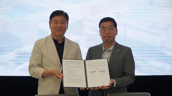 (왼쪽부터) 지난 23일 삼성전자 평택캠퍼스에서 열린 '전력설비 운영분야 기술교류 업무협약' 체결식에서 김재열 삼성전자 DS부문 전기기술팀 부사장과 한병준 한국전력공사 송변전운영처장이 기념 사진을 찍는 모습. 사진=한국전력공사 제공