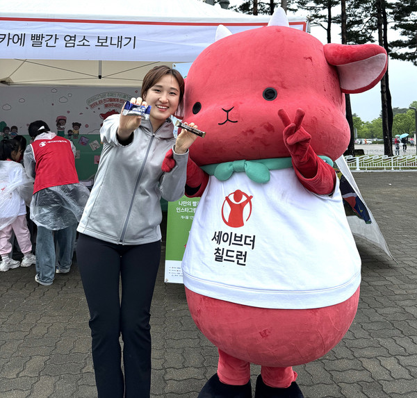 2024국제어린이마라톤에 롯데웰푸드 단백질바를 들고 기념사진을 찍는 모습/사진=롯데웰푸드