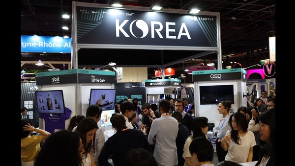 지난 22일부터 25일까지 프랑스 파리에서 열린 '2024 비바 테크놀로지' 행사장에 마련된 통합한국관 현장의 모습. 사진=대한무역투자진흥공사 제공