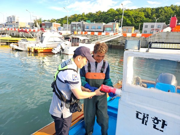 투척용 소화기 배부 및 교육 / 사진 = 완도해양경찰