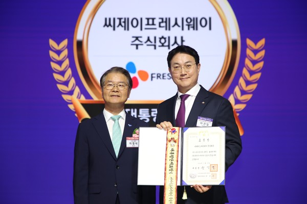 지난 28일 서울 중구 대한상공회의소에서 열린 '2024 고용평등 공헌포상'에서 이건일 CJ프레시웨이 대표이사(오른쪽), 이정식 고용노동부 장관이 대통령 표창 기념사진을 촬영하고 있다/사진=CJ프레시웨이