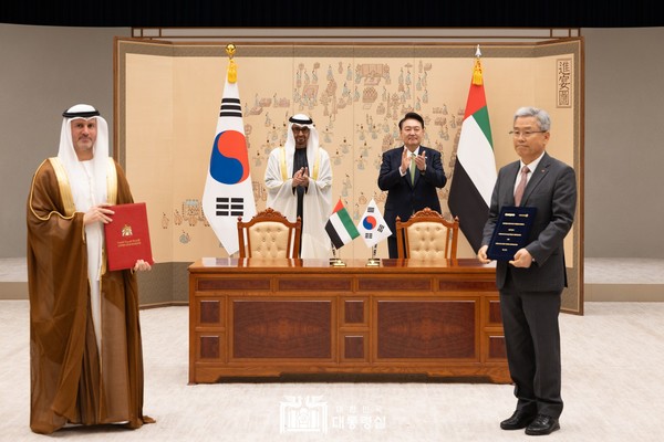 지난 28일부터 29일까지 진행된 아랍에미리트(UAE) 정상 방한에서 윤석열 대통령과 김동철 한국전력공사 사장이 UAE 정상 및 UAE 원자력공사(ENEC)와 ‘제3국 원전 공동개발 기회 발굴을 위한 업무협약’을 체결한 후 기념 사진을 찍는 모습. 사진=한국전력공사 제공